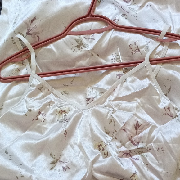 New Silk/Satin like Chemise, adjustable straps - Picture 5 of 8